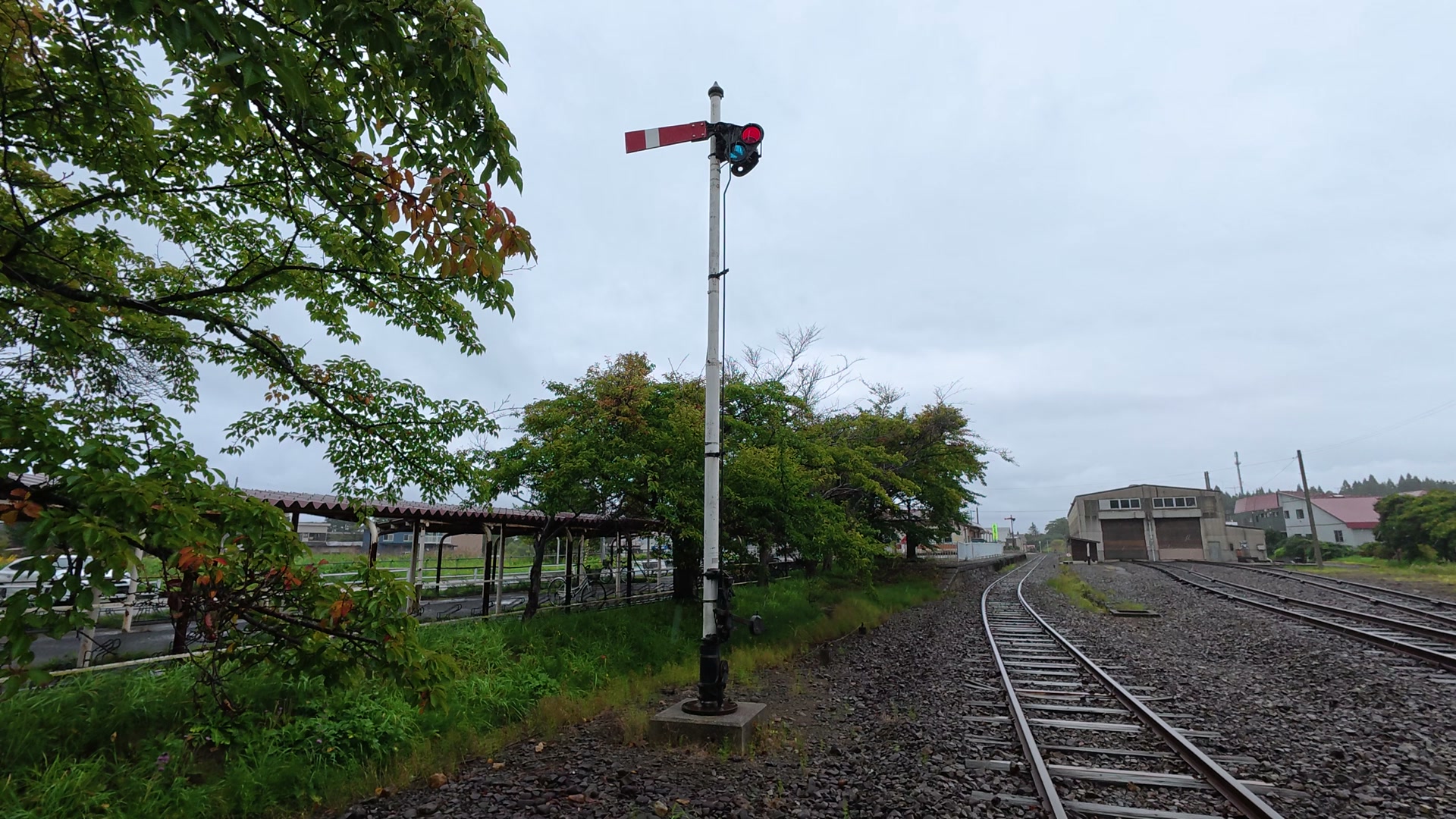 駅の外れの信号機
