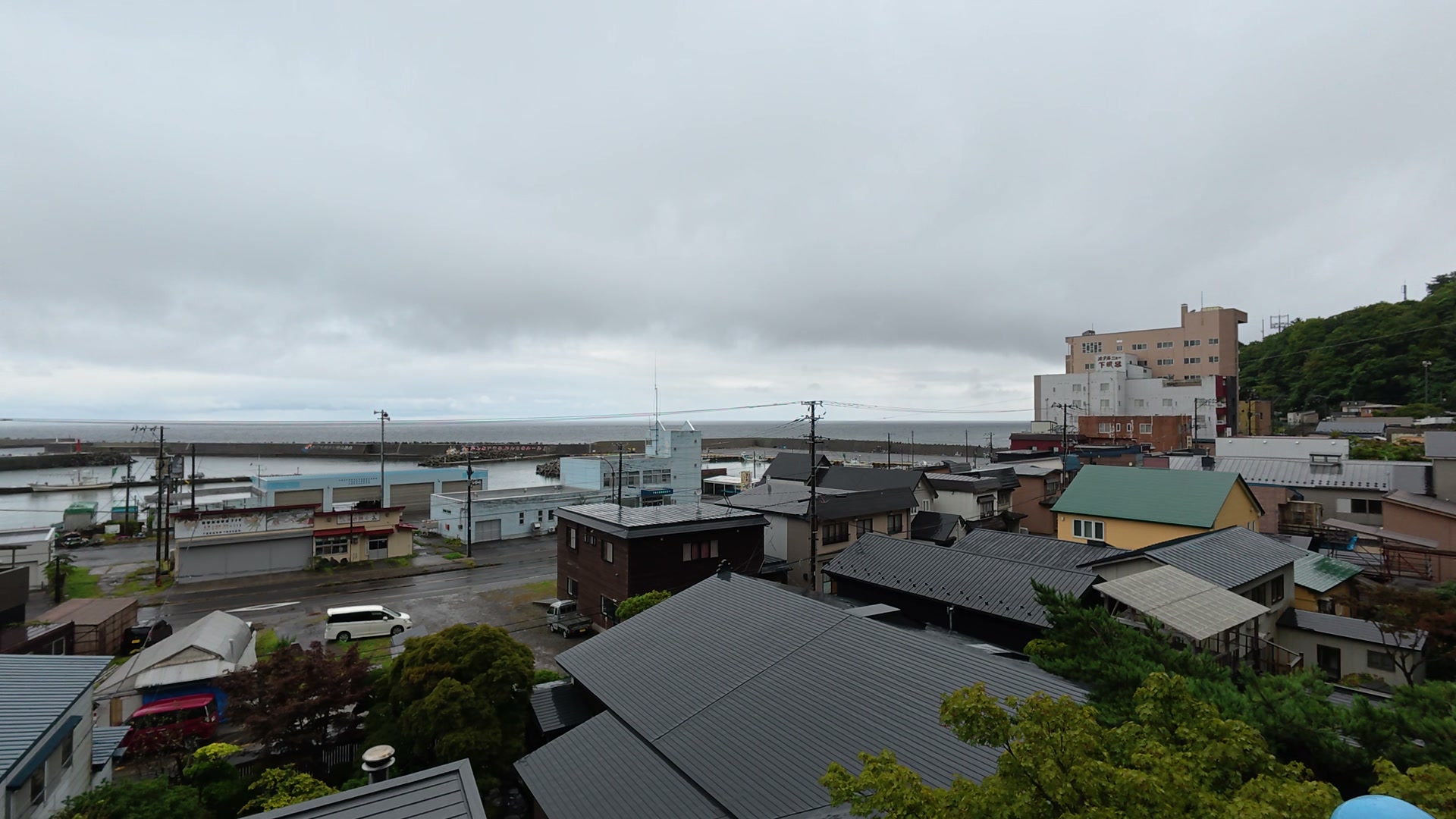 海と温泉街を見下ろす