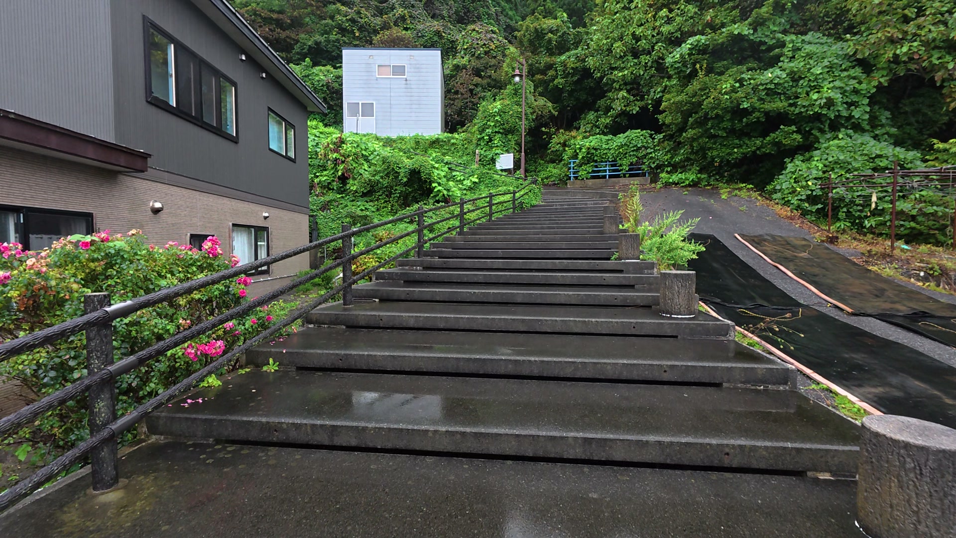 下風呂への階段
