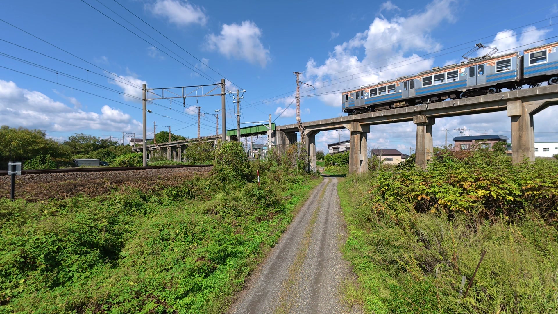 奥羽本線をまたぐ橋