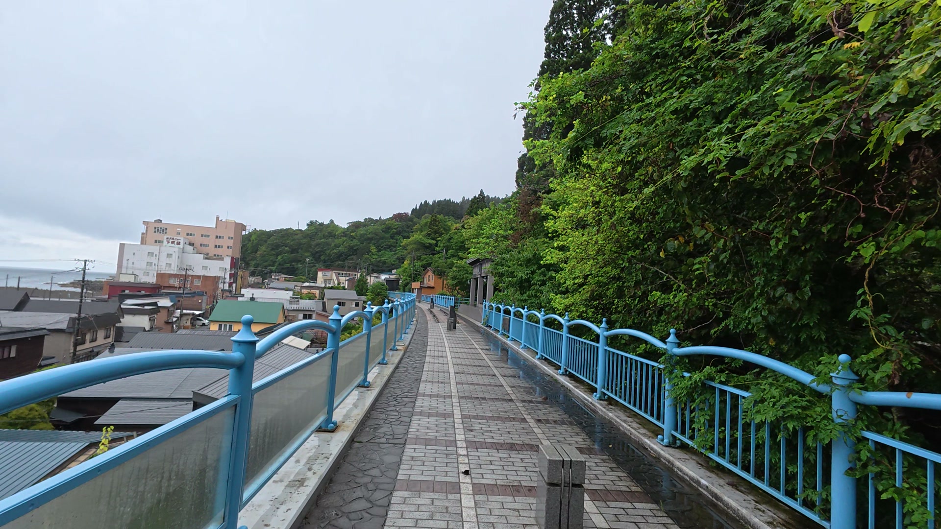 アーチ橋の遊歩道