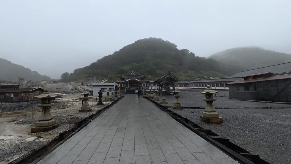 恐山の参道と地蔵殿
